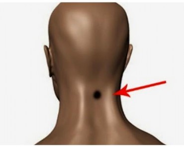 Esto es lo que SUCEDE si pones un cubito de hielo en este punto exacto de tu cabeza