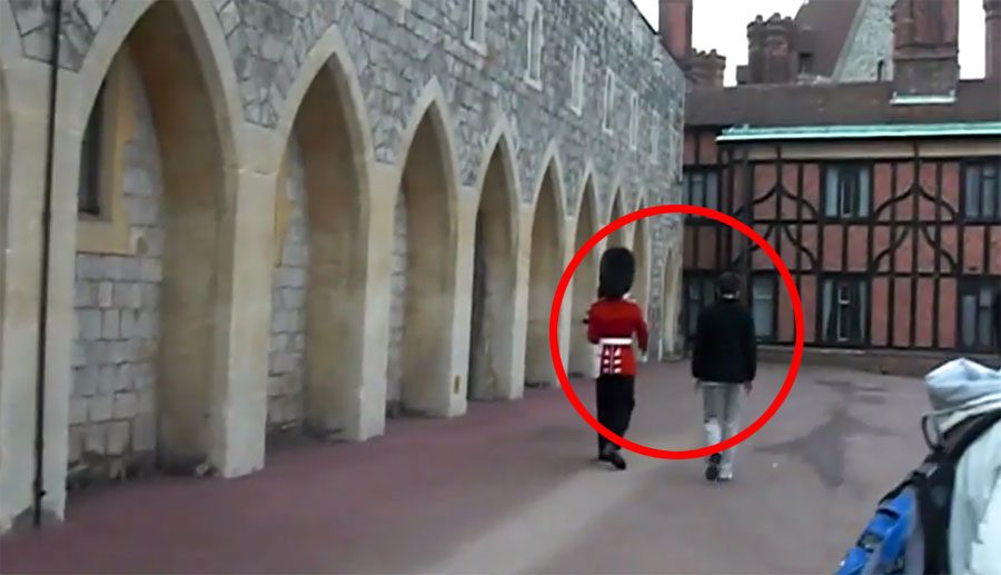 Esto es lo que ocurre cuando un Guardia de la Reina pierde la PACIENCIA con un turista