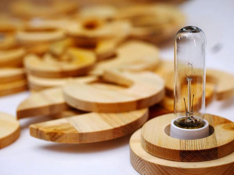 ¡Apila discos de madera y hace una lámpara que JUEGA con tus ojos!