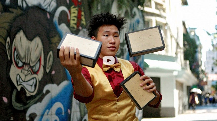 Este malabarista asiático sorprende al mundo por realizar ÉSTE TRUCO 1 Este malabarista asiático sorprende al mundo por realizar ÉSTE TRUCO