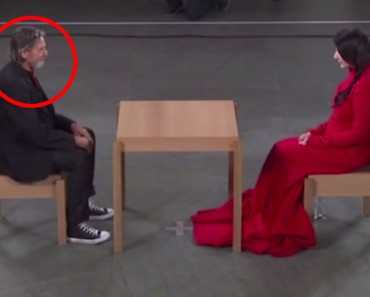 Se sienta con extraños, entonces aparece ÉL y todo cambia. ¡Llorarás con esta historia! 6 Se sienta con extraños, entonces aparece ÉL y todo cambia. ¡Llorarás con esta historia!