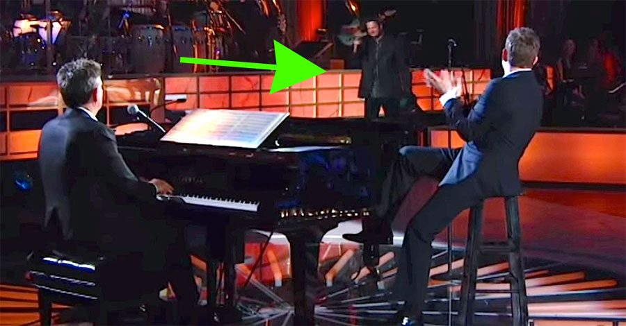 ATENCIÓN CHICAS: Michael Bublé sorprende al público cuando saca a Blake Shelton para cantar a dúo