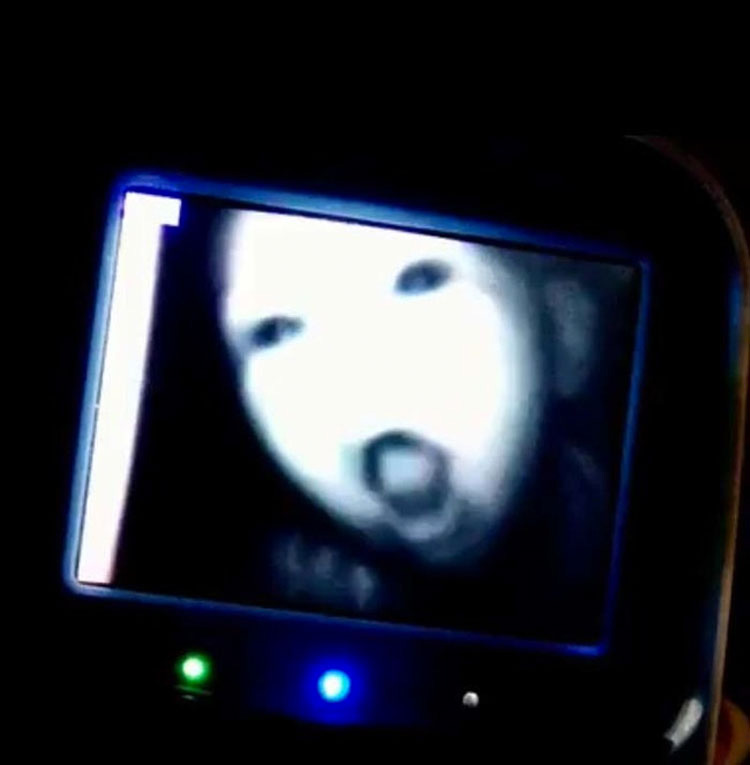 13 momentos en que los monitores de bebés capturaron "algo" HORRIPILANTE