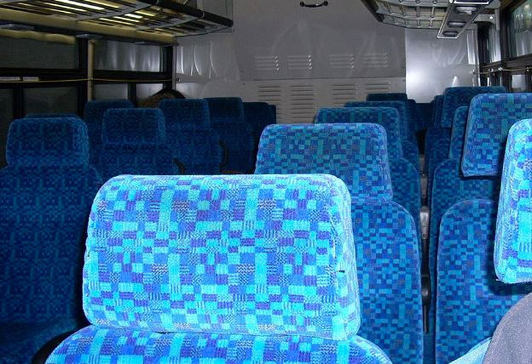 ¿Te has preguntado por qué los asientos de los autobuses SIEMPRE están cubiertos de patrones horribles?