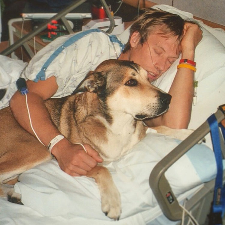 Este es el emotivo homenaje a Denali, el perro que ayudó a un hombre a vencer al cáncer