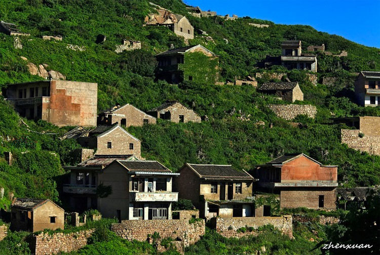 Esto hace la naturaleza en un pueblo cuando las personas  lo ABANDONAN durante años