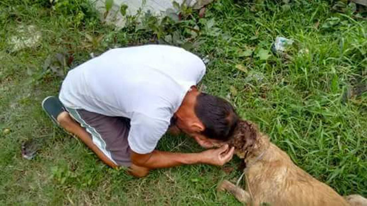 Él se quita su camisa, justo a tiempo para salvar la vida de un perro moribundo