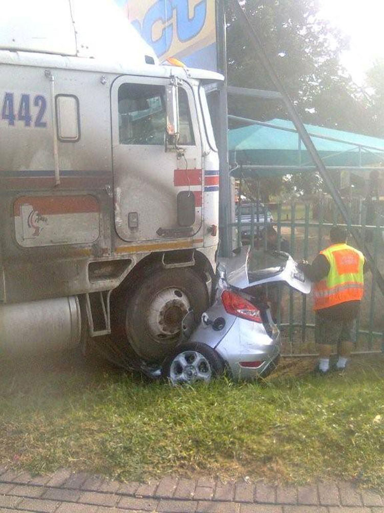 Un camión aplastó su vehículo dejándolo destrozado. ¿Qué pasó cuando miraron en su interior? ¡INCREÍBLE!