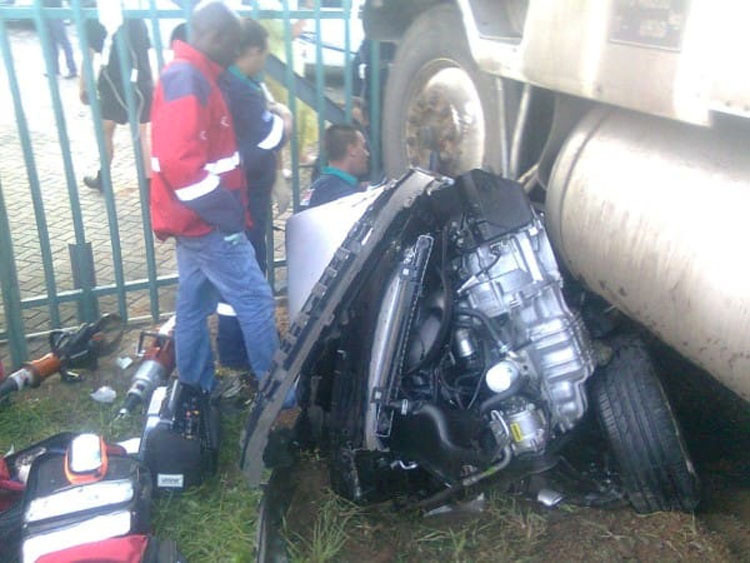 Un camión aplastó su vehículo dejándolo destrozado. ¿Qué pasó cuando miraron en su interior? ¡INCREÍBLE!