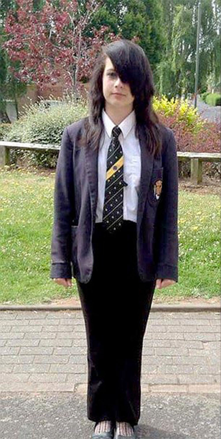 Chica adolescente expulsada de la escuela porque dicen que su ropa parece "Bondage"