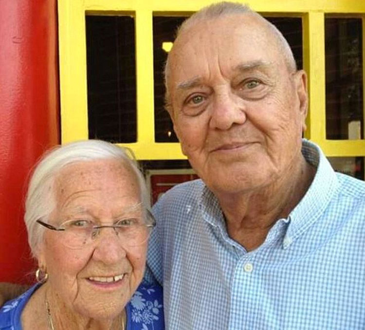 Esta pareja de ancianos casados durante 75 años mueren con unas horas de diferencia y con sus manos unidas