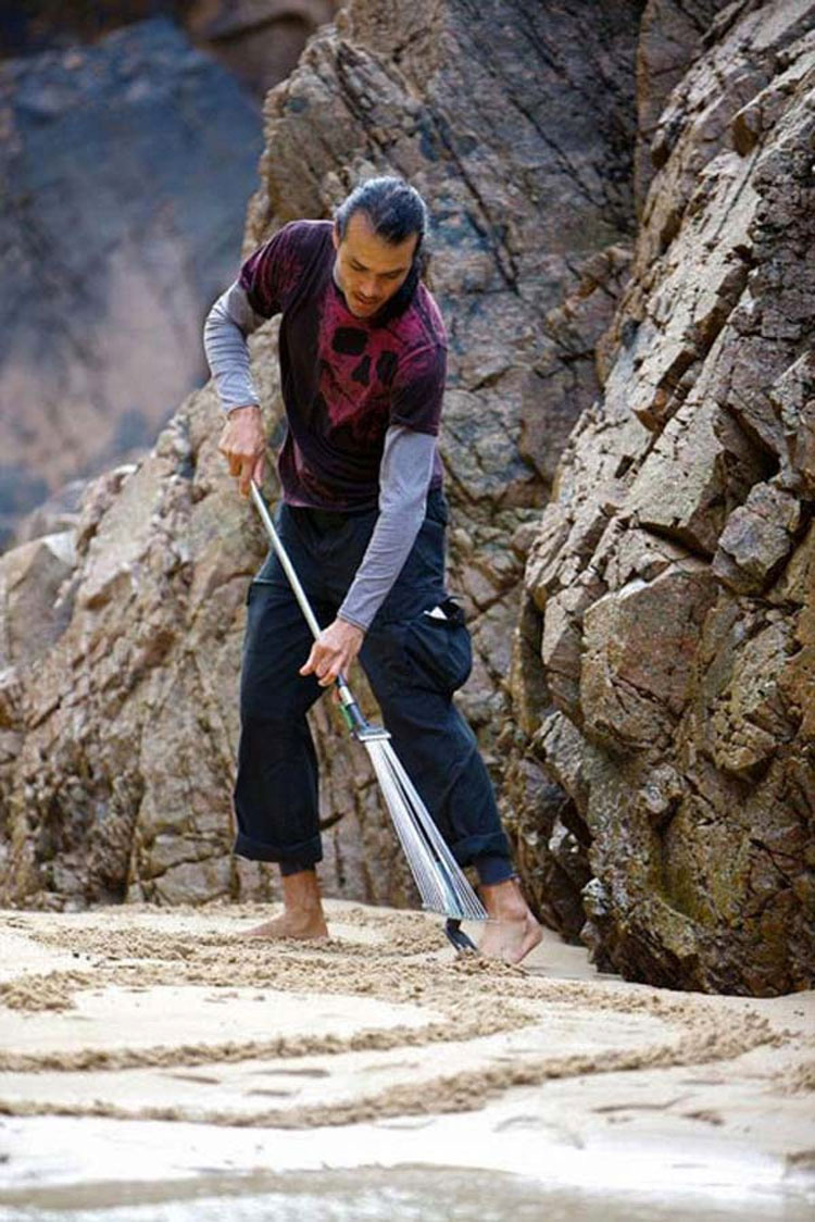 Un hombre hace algo con un simple rastrillo en la playa. Cuando nos alejamos para verlo... ¡WOOOW!