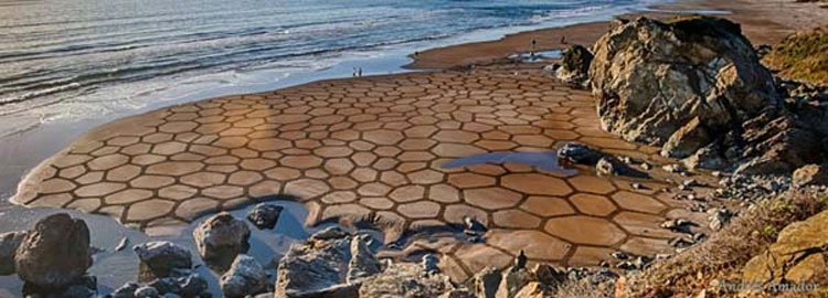 Un hombre hace algo con un simple rastrillo en la playa. Cuando nos alejamos para verlo... ¡WOOOW!