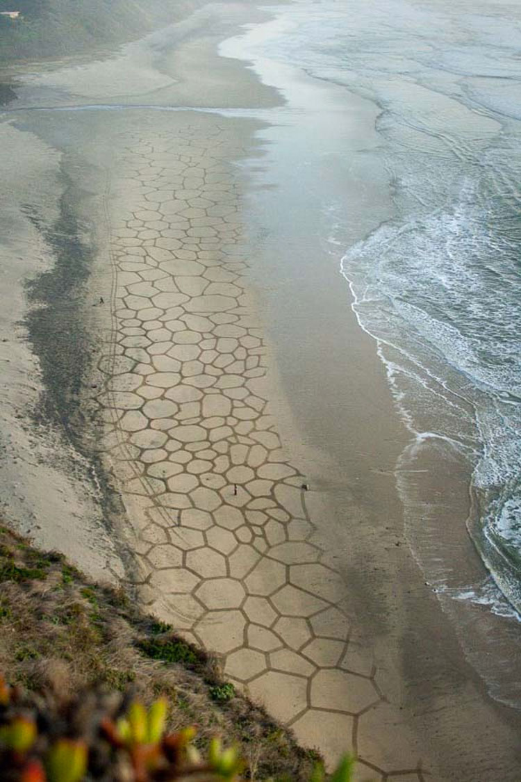 Un hombre hace algo con un simple rastrillo en la playa. Cuando nos alejamos para verlo... ¡WOOOW!