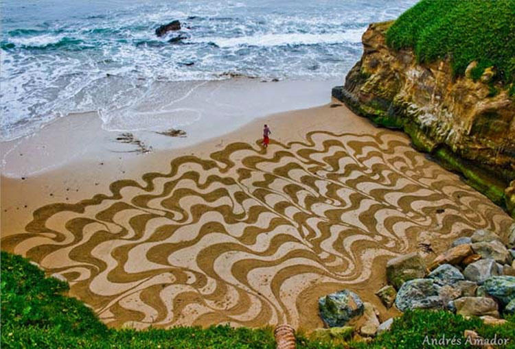 Un hombre hace algo con un simple rastrillo en la playa. Cuando nos alejamos para verlo... ¡WOOOW!