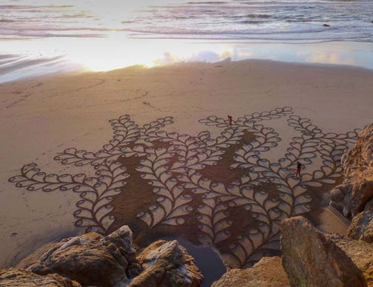 Un hombre hace algo con un simple rastrillo en la playa. Cuando nos alejamos para verlo... ¡WOOOW!