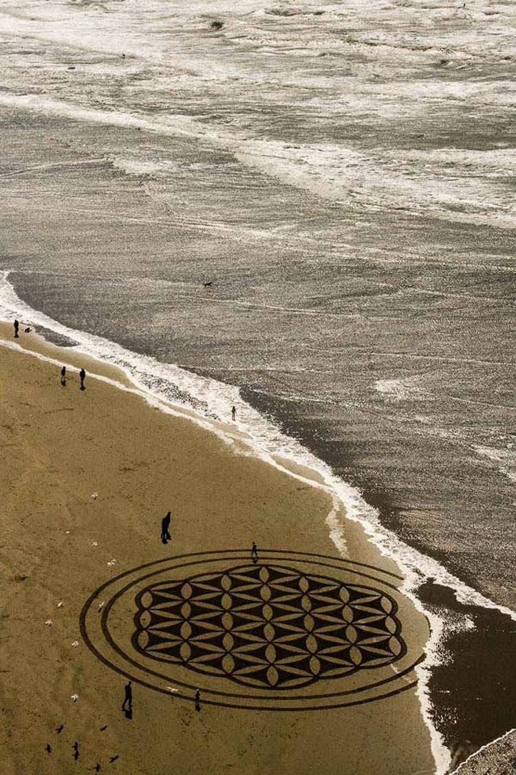 Un hombre hace algo con un simple rastrillo en la playa. Cuando nos alejamos para verlo... ¡WOOOW!