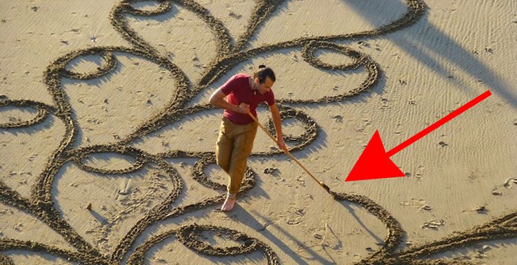 Un hombre hace algo con un simple rastrillo en la playa. Cuando nos alejamos para verlo... ¡WOOOW!