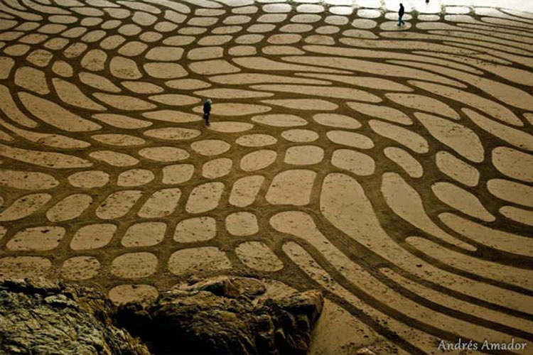 Un hombre hace algo con un simple rastrillo en la playa. Cuando nos alejamos para verlo... ¡WOOOW!