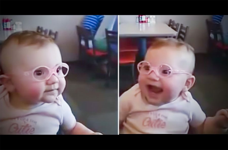 A este bebé le ponen su primer par de gafas. Cuando ve a sus padres tiene la MEJOR REACCIÓN