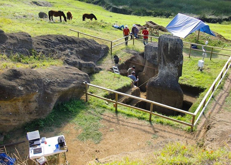 Cientificos descubren finalmente lo que hay debajo de las cabezas de Isla de Pascua, y es IMPACTANTE