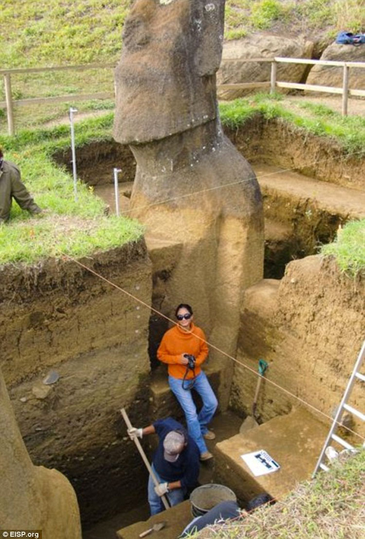 Cientificos descubren finalmente lo que hay debajo de las cabezas de Isla de Pascua, y es IMPACTANTE