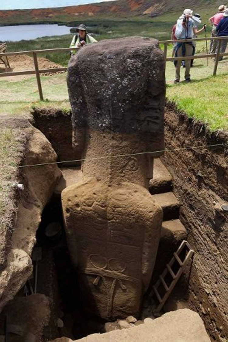 Cientificos descubren finalmente lo que hay debajo de las cabezas de Isla de Pascua, y es IMPACTANTE