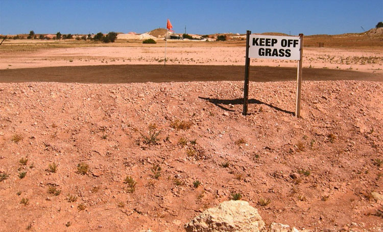 Este pueblo vive bajo tierra en el desierto australiano. ¡No podía creer la RAZÓN!