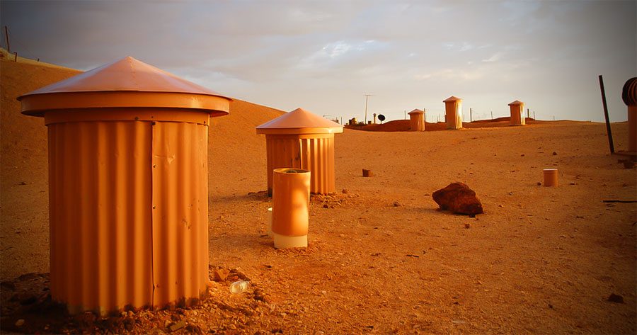 Este pueblo vive bajo tierra en el desierto australiano. ¡No podía creer la RAZÓN!