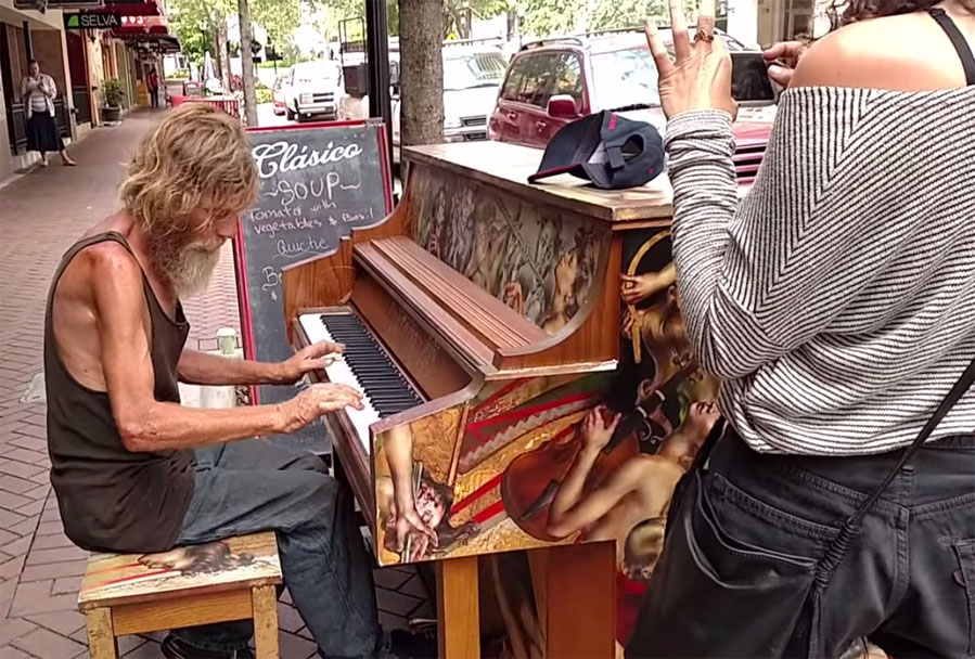Este hombre sin hogar pensó que sólo estaba tocando el piano, pero le CAMBIÓ SU VIDA