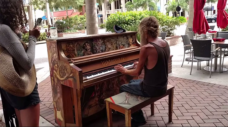 Este hombre sin hogar pensó que sólo estaba tocando el piano, pero le CAMBIÓ SU VIDA