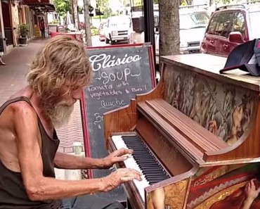 Este hombre sin hogar pensó que sólo estaba tocando el piano, pero le CAMBIÓ SU VIDA