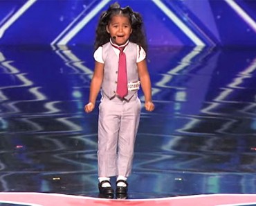 Esta pequeña de 5 años ENTUSIASMA a los jueces con su voz, ahora ATENTOS a sus pies...