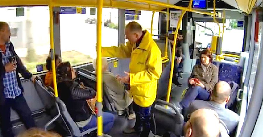Una mujer ciega que toma el autobús cada día se queda sin aliento cuando el conductor le dice ESTO...