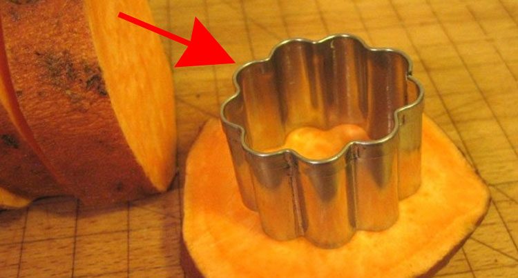 Utilizando un cortador de galletas y una batata puede hacer el JUGUETE PERFECTO para su perro 12 Utilizando un cortador de galletas y una batata puede hacer que el JUGUETE PERFECTO para su perro