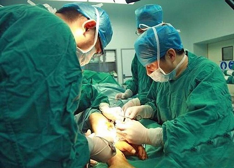 Mano cortada de un hombre es injertada en la pierna durante un mes antes de que se la coloquen de nuevo