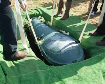 Esposa halla un resquicio para cumplir el último deseo de su CODICIOSO marido