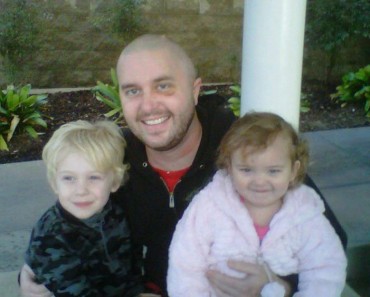 IGNORÓ un pequeño bulto bajo el brazo. Ahora sus amigos cuentan su historia para compartir algo IMPORTANTE 2