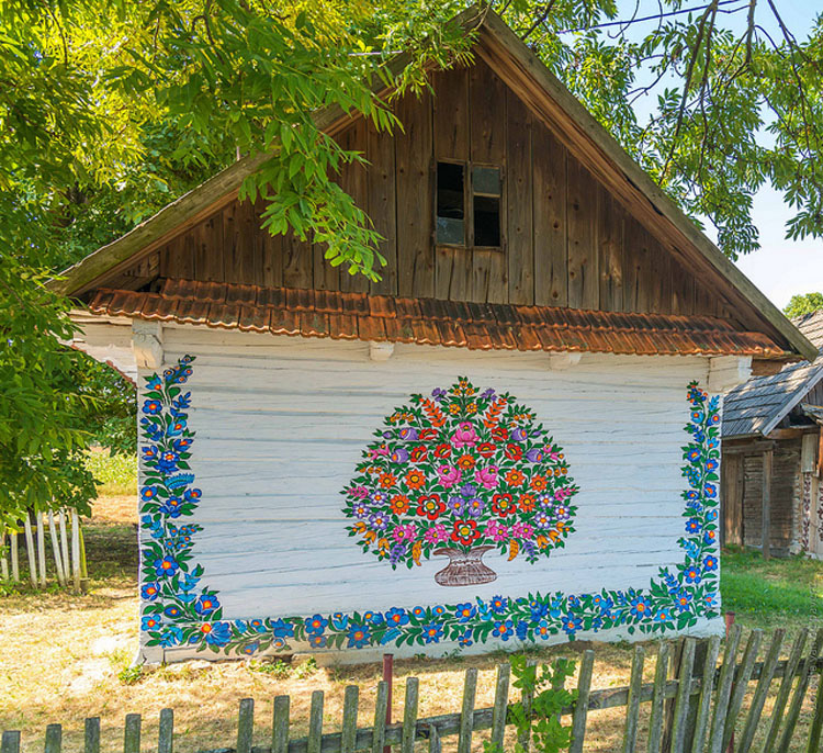 El pequeño pueblo pintado de Zalipie fue considerado como uno de los secretos mejor guardados de Polonia, HASTA AHORA