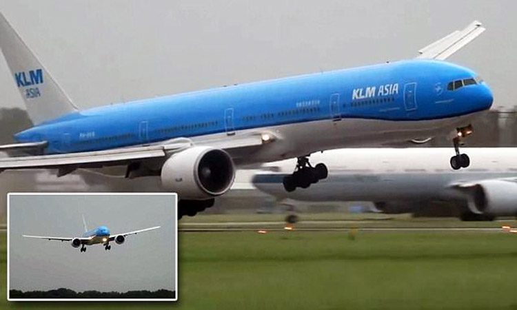 Este es el terrible momento en el que un avión de KLM aterriza en mitad de una violenta tormenta