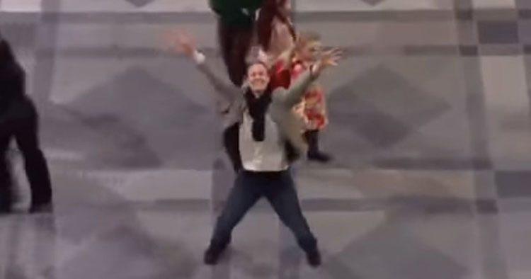 Un hombre empieza a bailar en una estación de tren, ¿Quién se unió después a él? ¡INCREÍBLE!