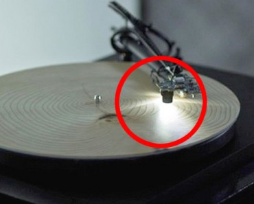 Puso un pedazo de madera en un tocadiscos, te quedarás sin palabras al ESCUCHARLO 1