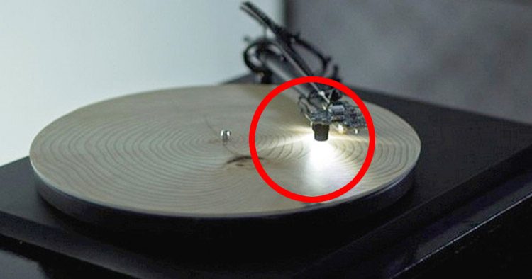 Puso un pedazo de madera en un tocadiscos, te quedarás sin palabras al ESCUCHARLO 1