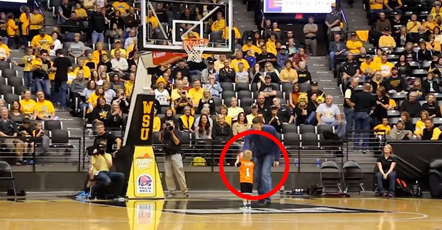Este niño corre hacia la cancha de baloncesto. Segundos más tarde la multitud está GRITANDO...