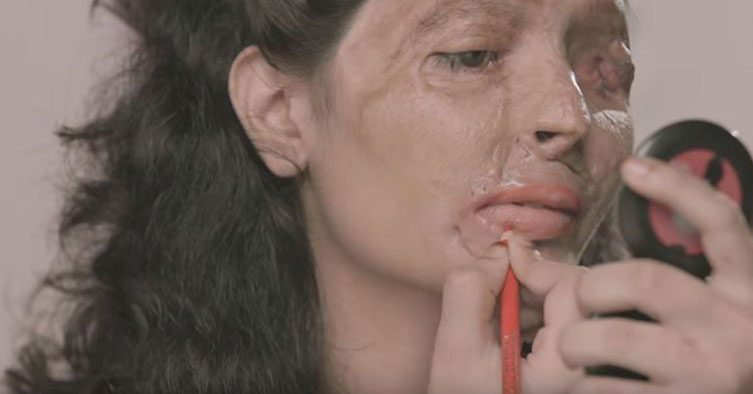 Parece un tutorial de maquillaje normal, pero hay un GIRO INESPERADO que todo el mundo NECESITA ver 1 Parece un tutorial de maquillaje normal, pero hay un GIRO INESPERADO que todo el mundo NECESITA ver