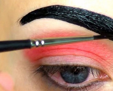 Se aplica maquillaje para cejas, pero lo siguiente que hace TRANSFORMA por completo sus ojos
