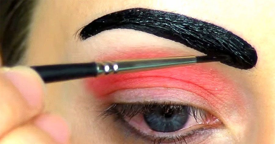 Se aplica maquillaje para cejas, pero lo siguiente que hace TRANSFORMA por completo sus ojos