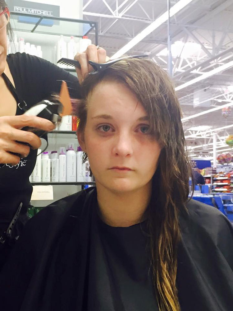 El acoso a esta adolescente ha hecho que le afeiten su pelo después de que le vertieran pegamento