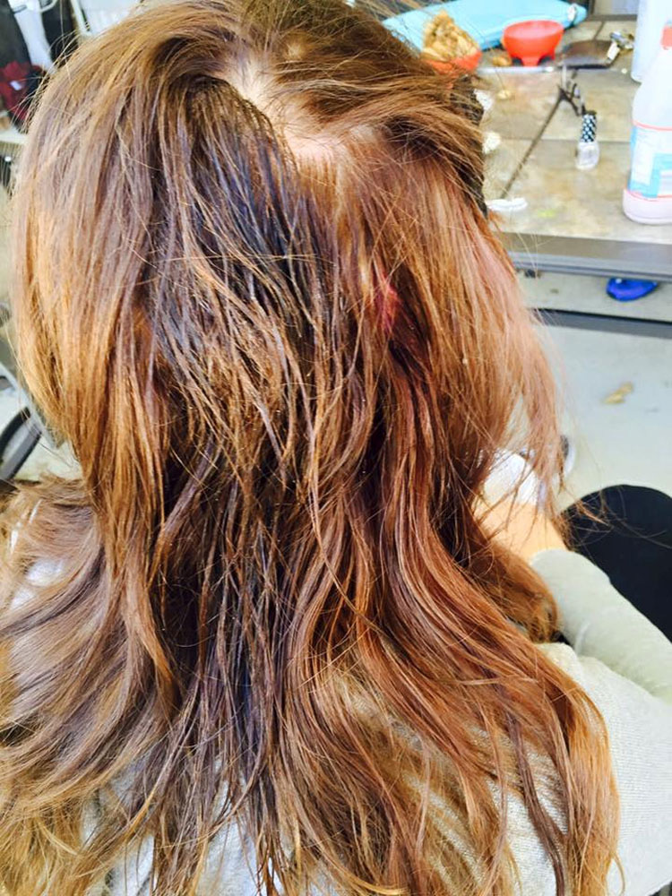 El acoso a esta adolescente ha hecho que le afeiten su pelo después de que le vertieran pegamento