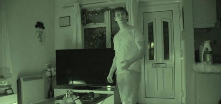 Este hombre muestra el vídeo de 4 años de actividades paranormales que lo PERSIGUEN